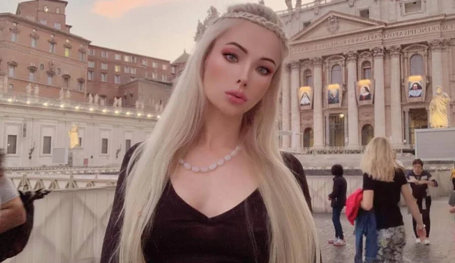 27 Surreal Photos Of Valeria Lukyanova, The Human Barbie Doll