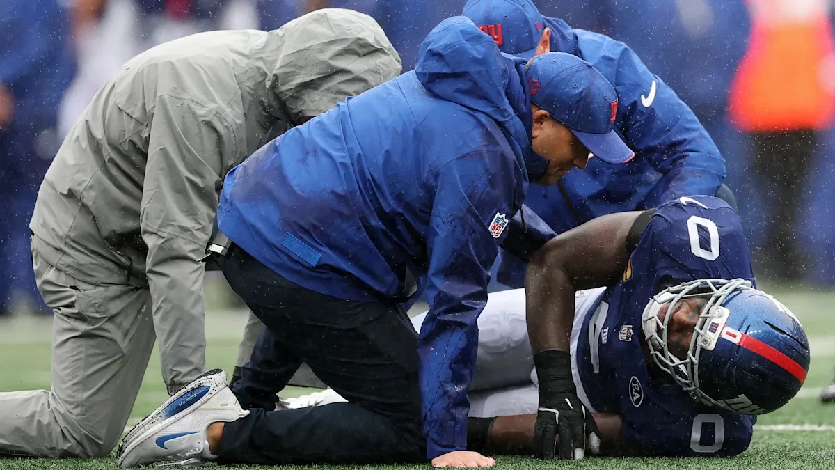 Giants edge rusher Brian Burns injures knee in win over Titans
