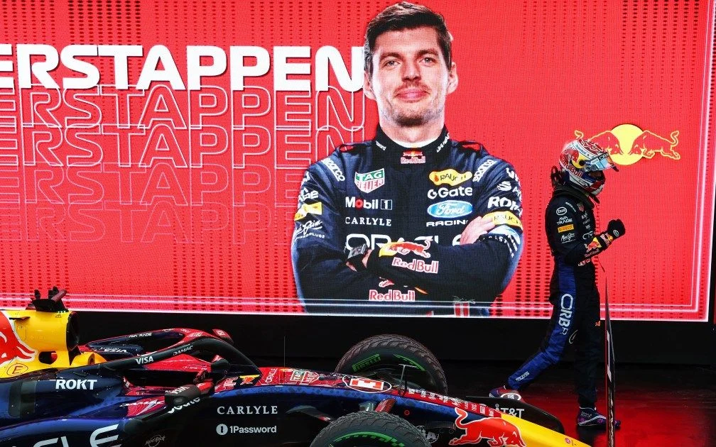 Verstappen wins Singapore sprint and takes pole as Russell crashes